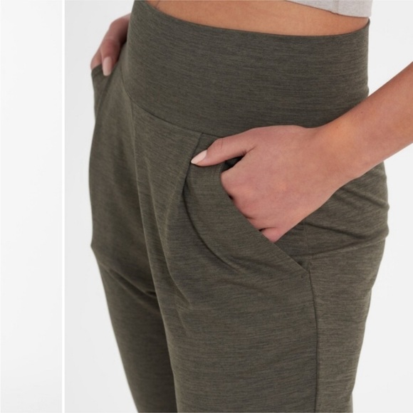 EUC Vuori Lux At Ease Pants - Picture 3 of 4